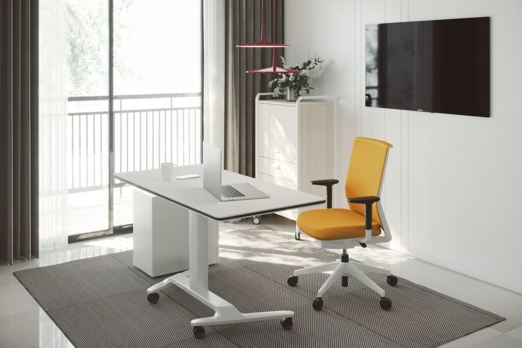 Silla ergonómica ajustable en un espacio de trabajo en casa
