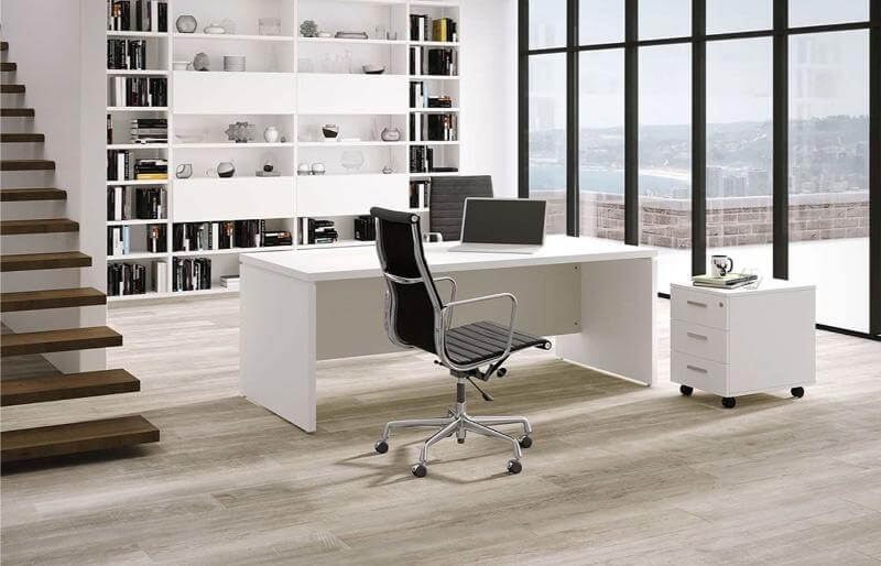 Oficina en casa en un espacio de trabajo en casa organizado y bien iluminado.