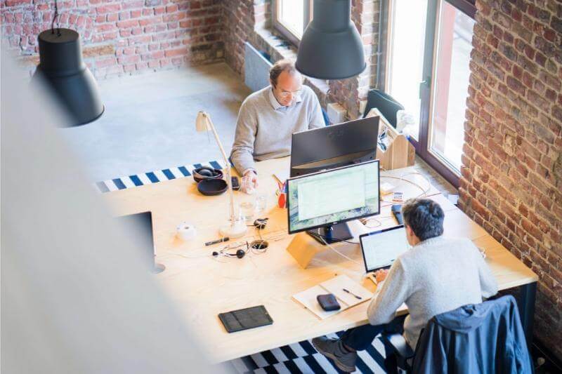 Personas trabajando en un espacio de trabajo organizado y bien iluminado.
