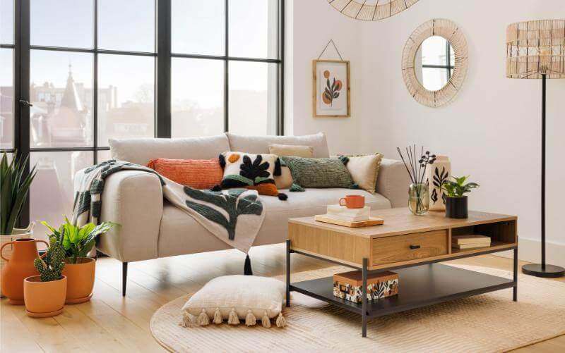 Un salón con sofás de lino blanco y cojines de colores. Nuestra casa a punto para el verano.