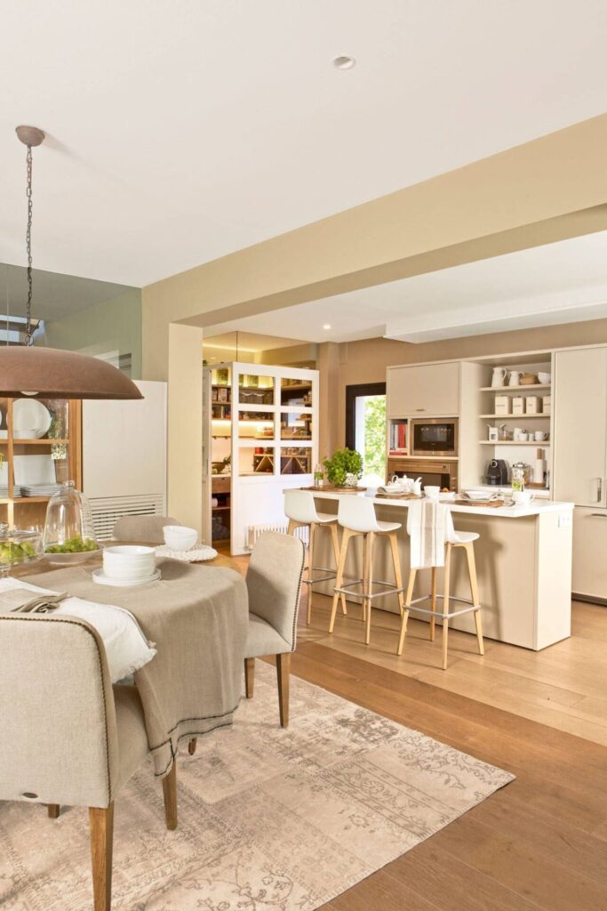 Cocina decorada para el otoño con textiles en tonos cálidos y accesorios de madera."