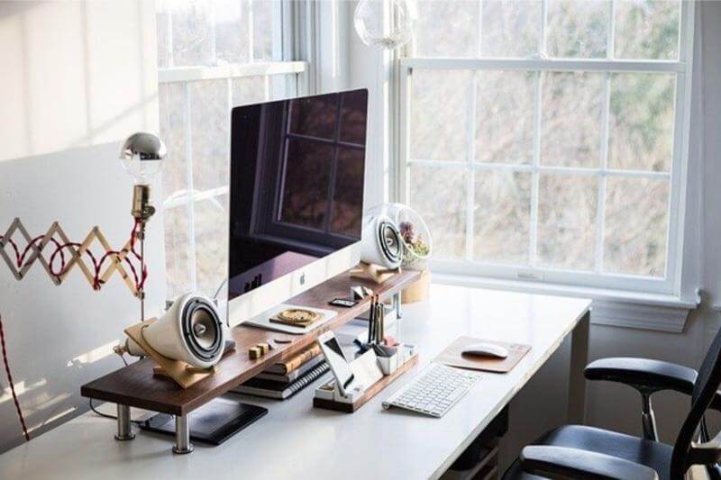 Escritorio organizado con accesorios ergonómicos en un espacio de trabajo en casa