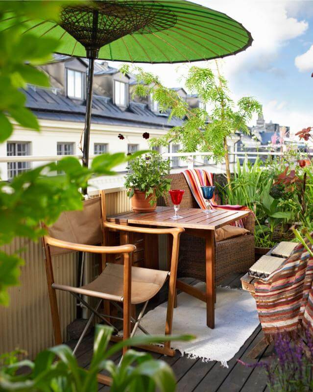 Sombrillas para la terraza con colores vibrantes crean un entorno agradable.