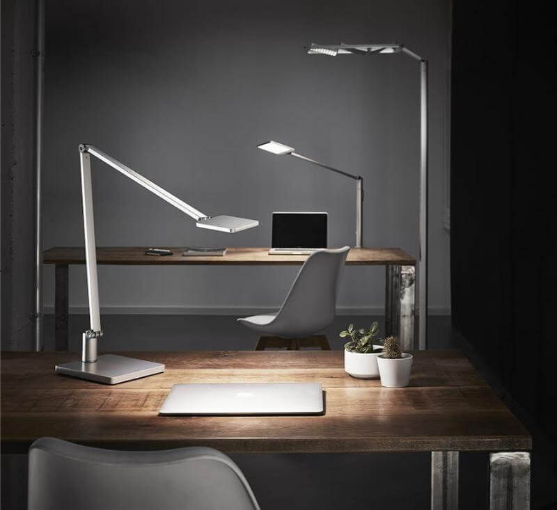 Lámpara de escritorio proporcionando luz directa en un espacio de trabajo en casa
