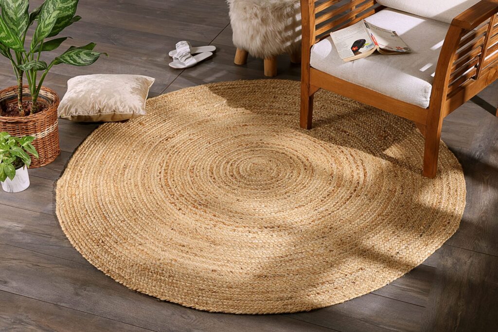 Alfombras de fibras naturales como el yute son una manera ecológica de decorar