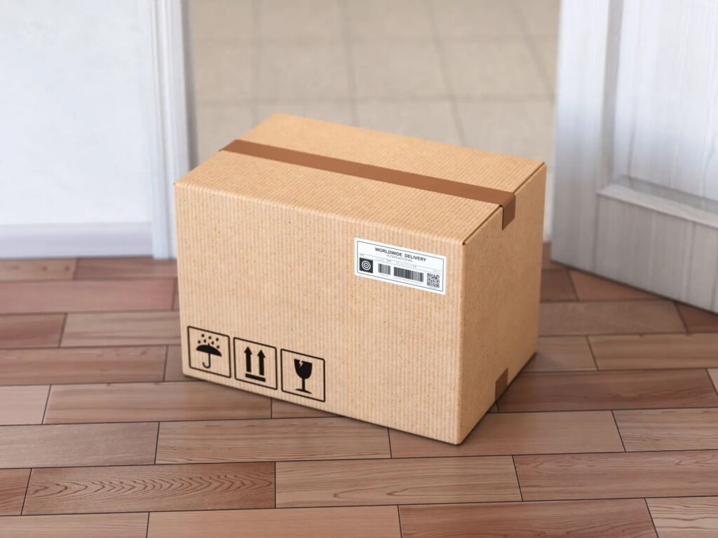 caja de muebles en la puerta