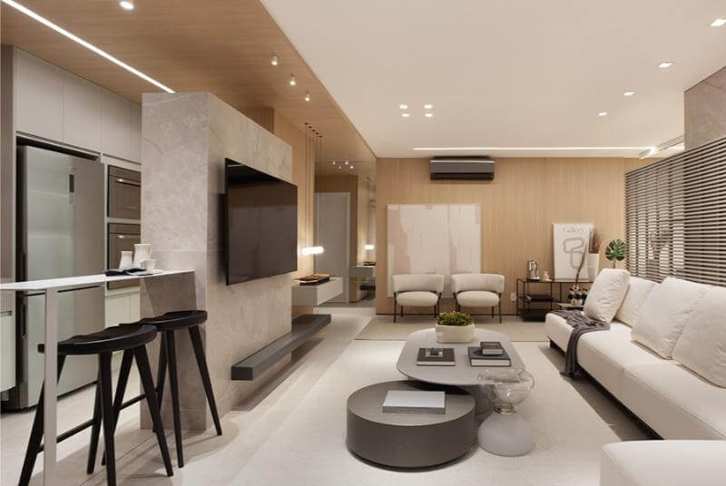 Una sala de estar minimalista con pocos muebles y decoración ordenada.