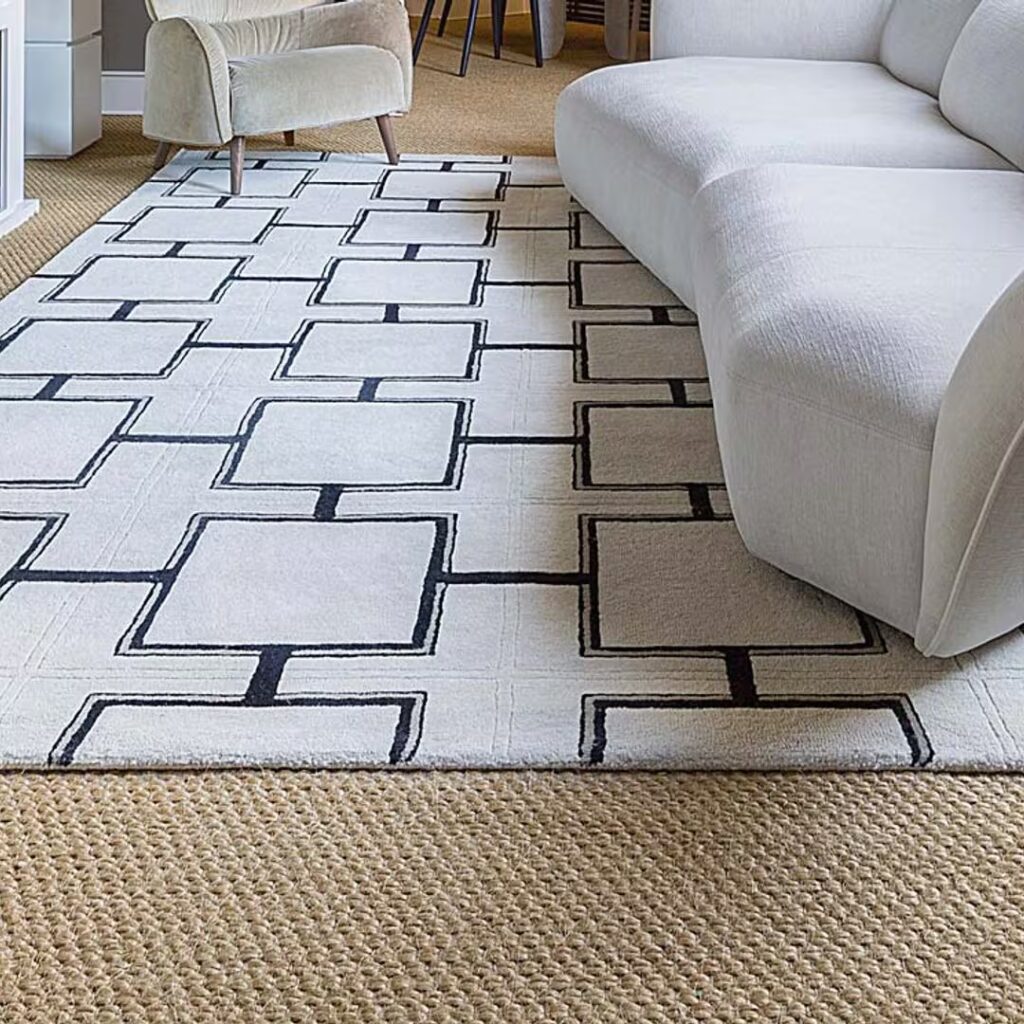Combinar sofás y alfombras con estampados geométricos en tu casa
