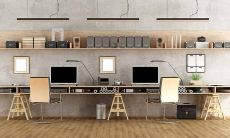 Oficina minimalista con gran espacio de trabajo y libre de obstaculos.