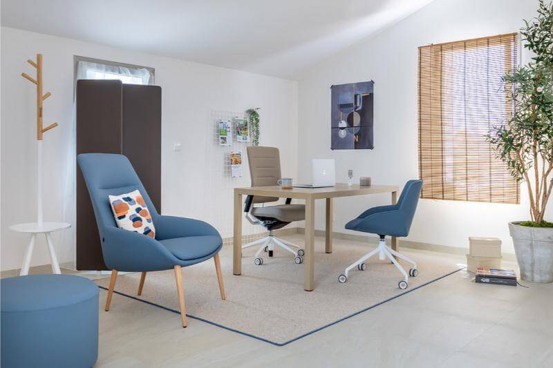 Oficina minimalista con muebles sostenibles.