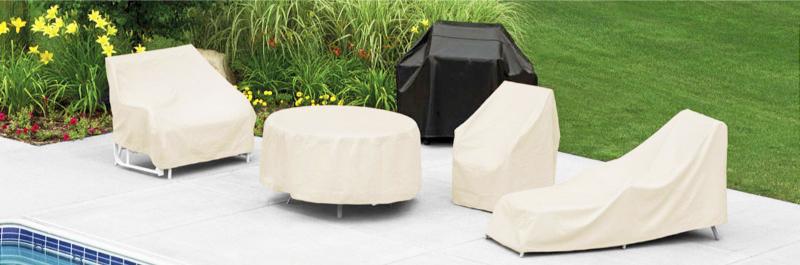 Muebles de jardín cubiertos con fundas protectoras, protegiéndolos de la intemperie y el desgaste.