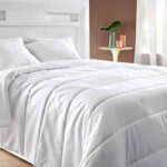 Refrescante y liviano: Cama con edredón de verano para noches frescas y confortables.