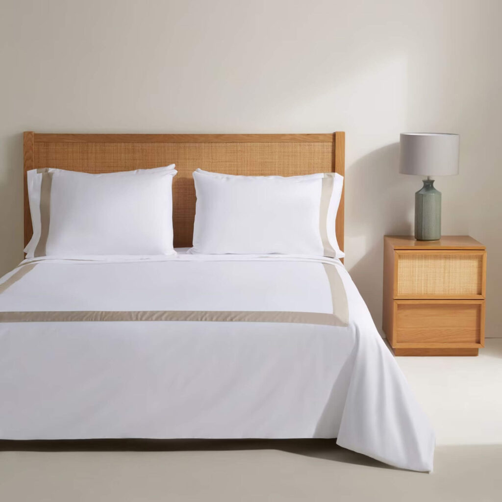 Cama impecable, con lujoso juego de cama de 300 hilos para un descanso de alta calidad