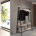 Perchero burro de estilo industrial con estructura metálica negra en A, barra superior para colgar y dos estantes de madera clara con cajas organizadoras.