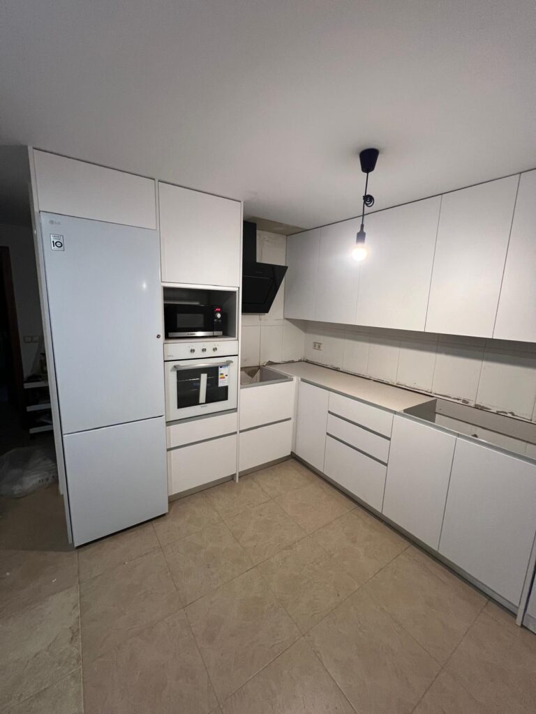 Decoración de invierno para el hogar con cocina moderna diseñada por Mobiplus.