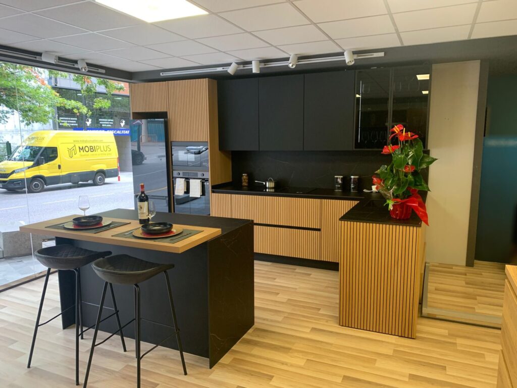 Decoración de invierno para el hogar con cocina moderna diseñada por Mobiplus.