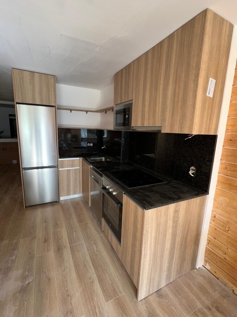 Decoración de invierno para el hogar con cocina moderna diseñada por Mobiplus.