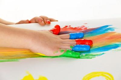 Niño eligiendo colores y decoraciones para su habitación.