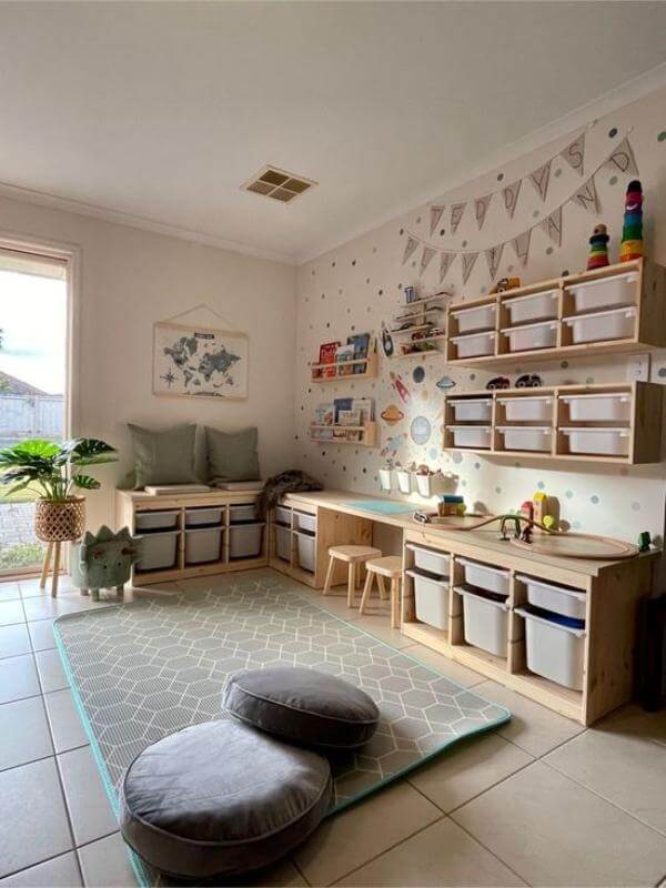 Soluciones de almacenamiento de juguetes, muñecos y libros, para habitación de juegos de niños moderna.