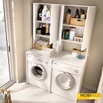 Mueble doble sobre-lavadora con puertas abiertas organizando detergentes y productos de colada.
