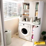 Mueble sobre-lavadora blanco con puertas abiertas mostrando estantes con productos de colada.