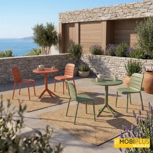 Conjunto de mesas auxiliares y sillas de exterior Cocoa en ambiente de terraza con vistas al mar.