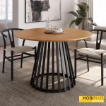 Mesa de comedor redonda Sahara de 120 cm con base cónica negra y tablero de roble natural.