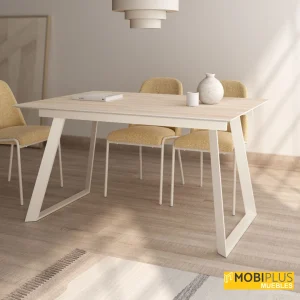 Mesa de comedor Timor con tapa de madera olmo claro y patas trapezoidales en color marfil.