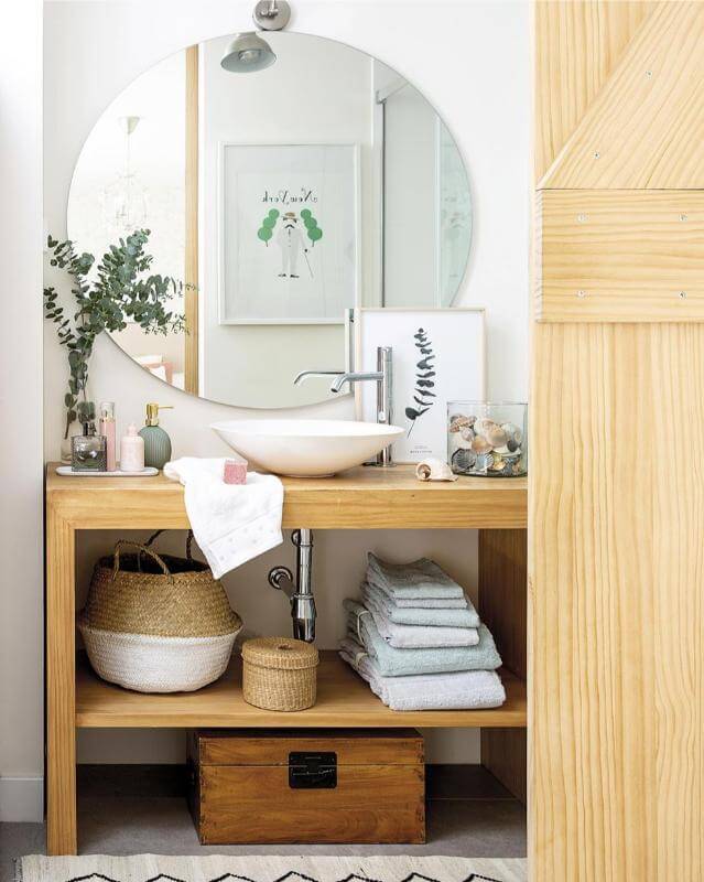 Soluciones de almacenamiento. Mueble de baño moderno con espacio para almacenamiento de toallas, jabones, etc.
