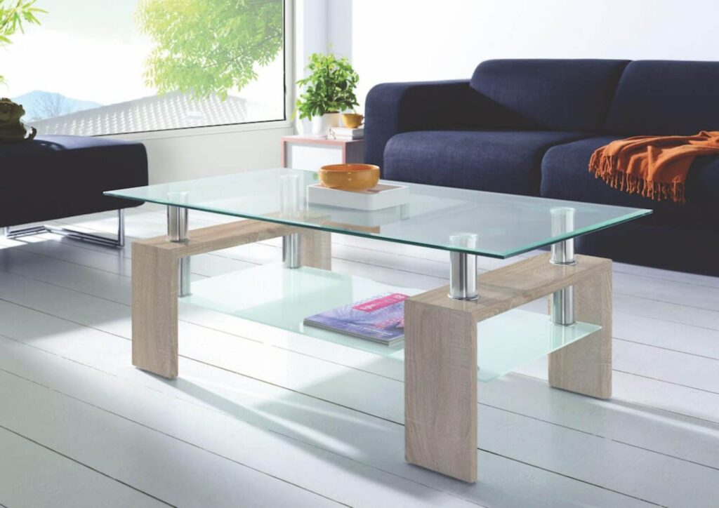 Combinar sofás y mesas de centro de cristal combinado en madera.