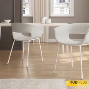 Sillas de comedor de estilo envolvente Estocolmo en color perla con patas blancas.