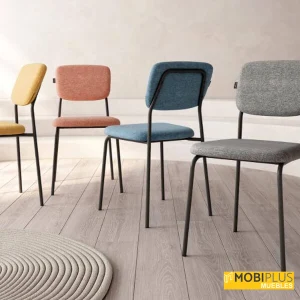 Sillas de comedor Kobe tapizadas en varios colores sobre suelo de madera.