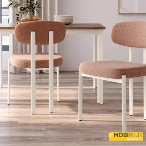 Sillas de comedor Pretoria tapizadas en tela salmón o terracota con patas metálicas blancas.