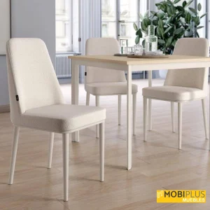 Texto Alternativo (alt): Sillas de comedor tapizadas Tromso en color nácar alrededor de una mesa de madera clara.
