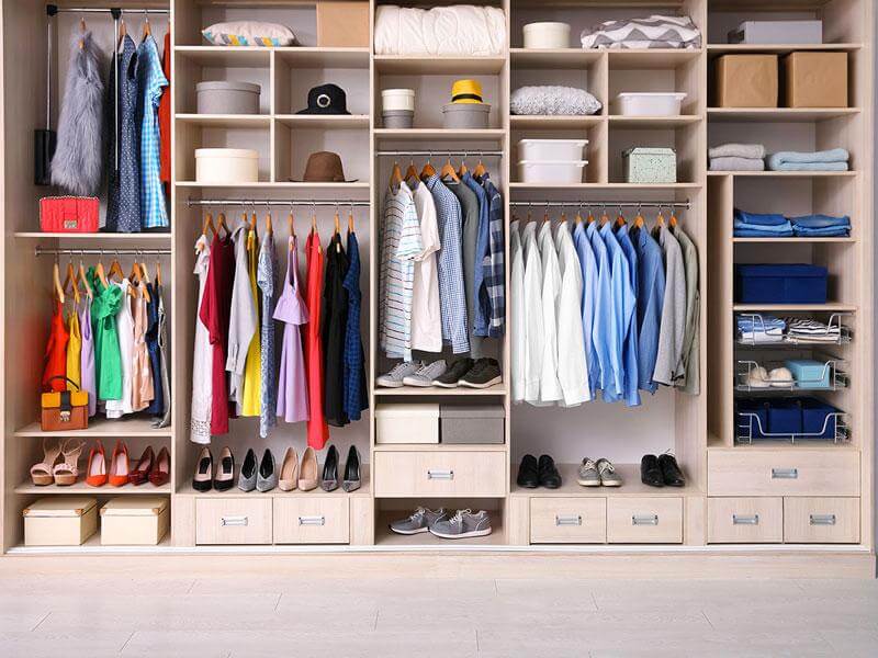 Armario vestidor abierto para poder organizar tu ropa, mantas, gorros, zapatos, etc.