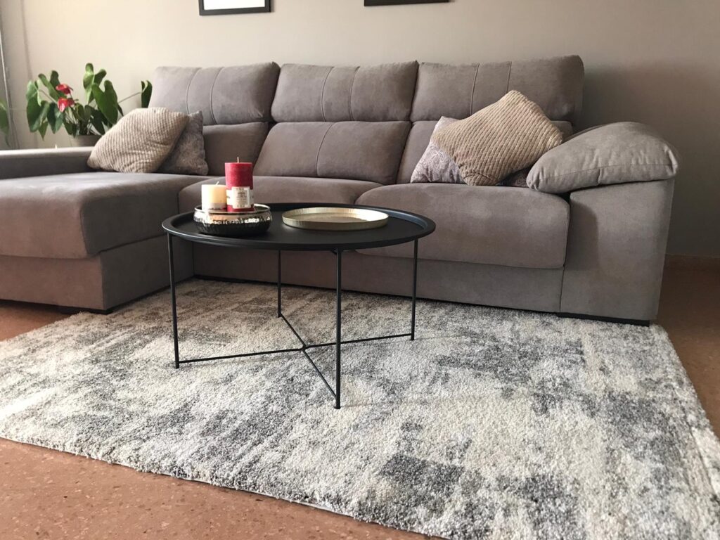 Combinar sofás y alfombras en tu casa - MobiPlus Muebles
