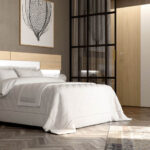 alt="Cabezal horizon con leds de la colección Ghio en color roble-blanco para dormitorio"