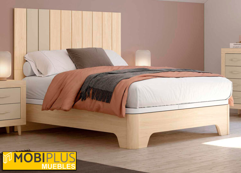 Cama de matrimonio moderna de madera clara con cabecero panelado de listones verticales en tonos beige y madera, vestida con ropa de cama terracota y blanca, en un dormitorio contemporáneo con suelo de madera y pared color salmón.