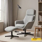 Sillón giratorio de lectura con reposapiés en tela gris y patas metálicas en rincón de salón, de MobiPlus Muebles.