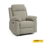Sillón relax eléctrico cerrado tapizado en tela beige visón con botonera USB, de MobiPlus Muebles.