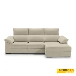 Sofá chaise longue de tres plazas tapizado en tela beige o arena con respaldos reclinables y reposabrazos mullidos.