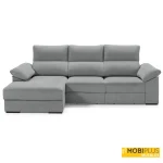 Sofá chaise longue Cosmo tapizado en tela gris medio con apoyabrazos mullidos.
