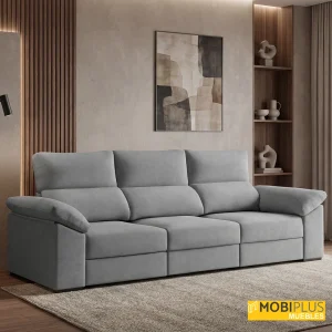 Sofá de tres plazas tapizado en tela gris claro colocado en un salón moderno de diseño cálido con acabados en madera.