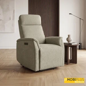 Sillón eléctrico relax modelo Índigo tapizado en tela de color visón en un ambiente cálido y moderno.