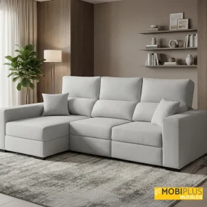 Sofá chaise longue de tres plazas tapizado en tela de color gris claro con chaise longue a la izquierda en un salón acogedor.