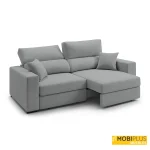 Sofá recto lineal XL de dos plazas tapizado en tela de color gris medio con un asiento deslizante extendido y cojines decorativos a juego.