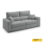 Sofá recto lineal XL de dos plazas tapizado en tela de color gris medio en posición cerrada con cojines decorativos a juego.