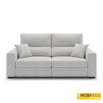 Sofá recto lineal XL de dos plazas grandes tapizado en tela de color gris claro con cojines decorativos a juego.