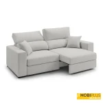 Sofá recto lineal XL de dos plazas tapizado en tela de color gris claro con un asiento deslizante extendido y cojines decorativos a juego.