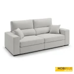 Sofá recto lineal XL de dos plazas tapizado en tela de color gris claro en posición cerrada con cojines decorativos a juego.